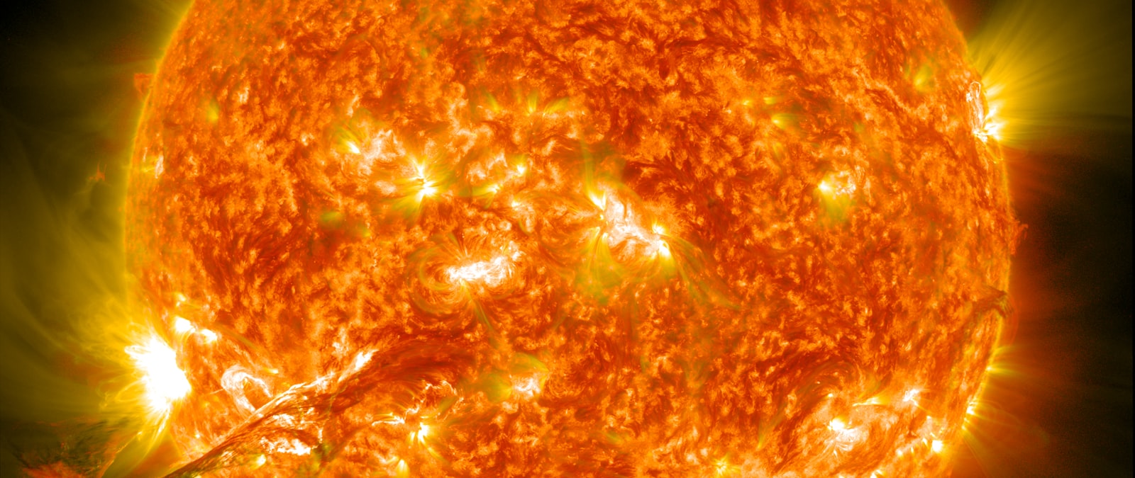 Die Sonne mit ihrer aeusseren Atmosphaere: Die Korona ist mehr als hundertmal heisser als die sichtbare Oberflaeche, ein Raetsel, das die neuen Beobachtungen aufklaeren helfen koennten.