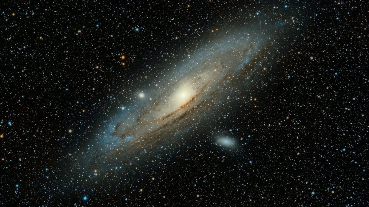 Eine ferne Galaxie. Ereignisse wie AT2024wpp spielen sich in den Zentren weit entfernter Galaxien ab. (Illustration)